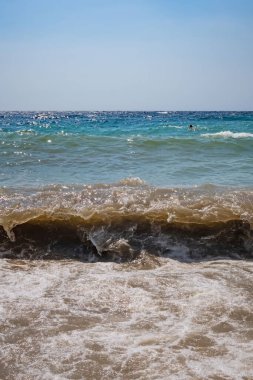 Açık deniz ve dalgalar yazın kıyıda 