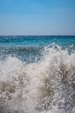 Açık deniz ve dalgalar yazın kıyıda 