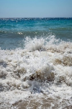 Açık deniz ve dalgalar yazın kıyıda 