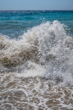 Açık deniz ve dalgalar yazın kıyıda 