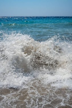 Açık deniz ve dalgalar yazın kıyıda 