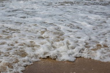 Açık deniz ve dalgalar yazın kıyıda 