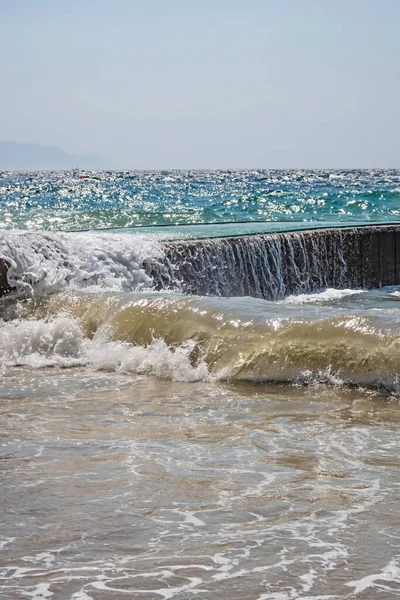 Καθαρή Θάλασσα Και Κύματα Στην Ακτή Καλοκαίρι — Φωτογραφία Αρχείου