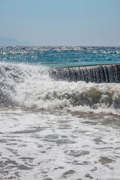 Καθαρή Θάλασσα Και Κύματα Στην Ακτή Καλοκαίρι — Φωτογραφία Αρχείου