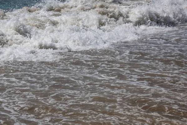 Açık Deniz Dalgalar Yazın Kıyıda — Stok fotoğraf