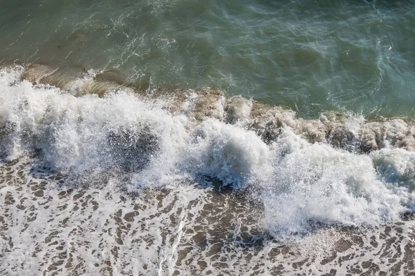 Açık Deniz Dalgalar Yazın Kıyıda — Stok fotoğraf