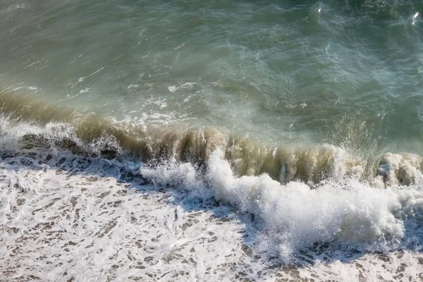 Açık Deniz Dalgalar Yazın Kıyıda — Stok fotoğraf