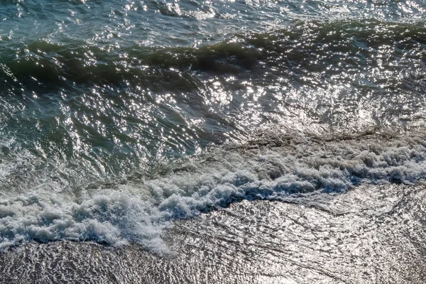 夏日清澈的大海和岸上的波浪 — 图库照片