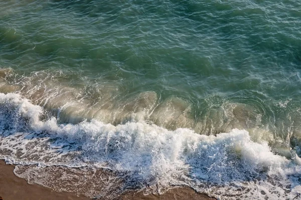 Açık Deniz Dalgalar Yazın Kıyıda — Stok fotoğraf