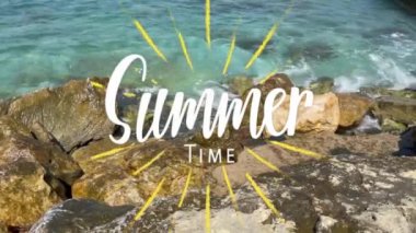 Deniz kenarı, plaj ve yaz mevsiminde dalgalar.