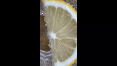 Bardakta maden suyu ve limon dilimi
