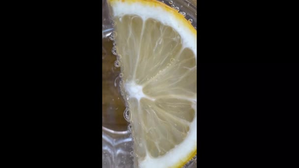 Mineralwasser Glas Und Zitronenscheibe — Stockvideo
