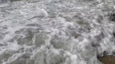 Deniz kenarı, plaj ve yaz mevsiminde dalgalar.