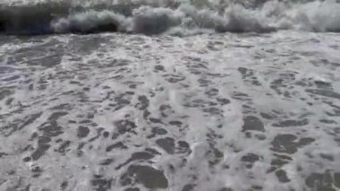 Deniz kenarı, plaj ve yaz mevsiminde dalgalar.