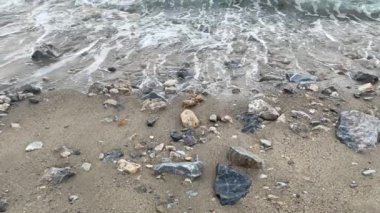 Deniz kenarı, plaj ve yaz mevsiminde dalgalar.