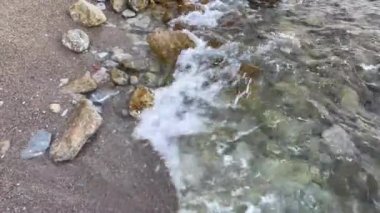 Deniz kenarı, plaj ve yaz mevsiminde dalgalar.