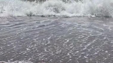 Deniz kenarı, plaj ve yaz mevsiminde dalgalar.