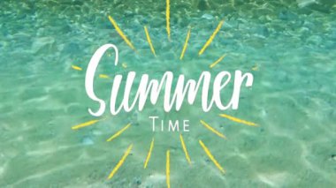 Yaz zamanı ve berrak deniz manzarası