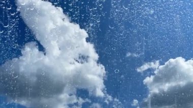 Zaman geçidi, mavi gökyüzü ve bulutlar