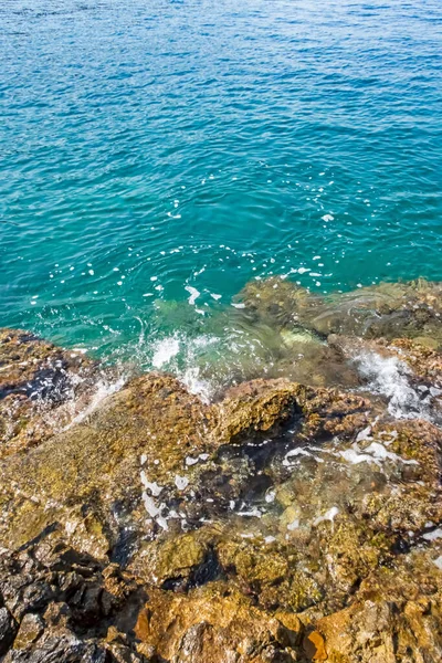 Прозрачные Голубые Воды Эгейского Моря Туристов Которые Любят Отдых Море — стоковое фото