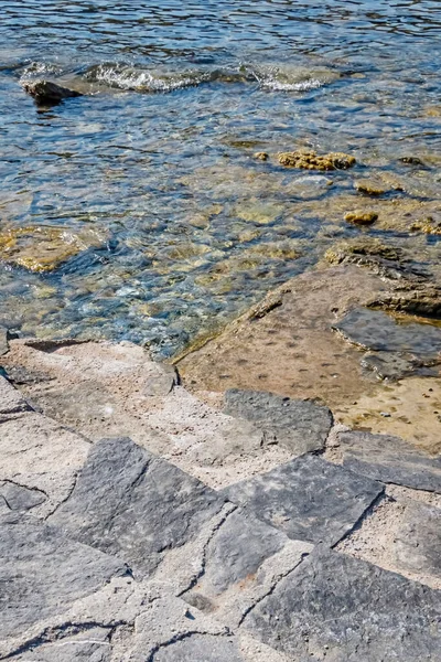 夏の休暇や海を愛する観光客のための海の澄んだ青い海 — ストック写真