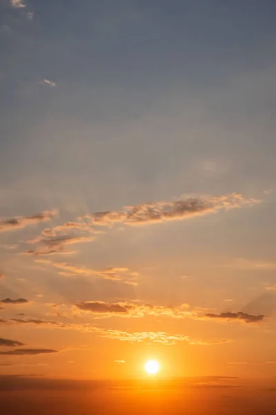 劇的な空 雲と朝の太陽 — ストック写真