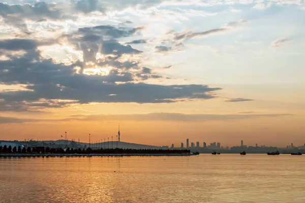 戏剧性的天空 马尔马拉海和爱尔兰的清晨美景 — 图库照片