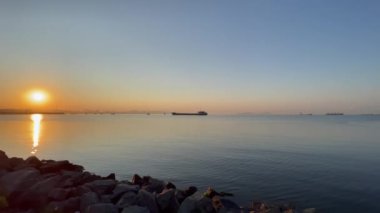 Samatya, İstanbul, Türkiye - 12 Ağustos 2021 Marmara Deniz manzaralı Samatya ilçesinden sabahın erken saatlerinde