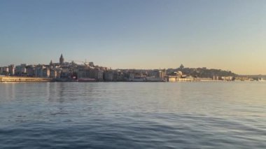 İstanbul, Avrupa ve Asya kıtaları arasındaki rüya şehir, Türkiye-13 Ağustos 2021. Şehir feribotları, Boğaz 'dan eski şehir ve sabah manzarası.