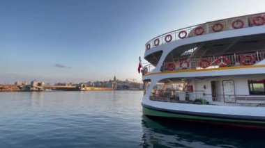 İstanbul, Avrupa ve Asya kıtaları arasındaki rüya şehir 13 Ağustos 2021, Türkiye-8. Şehir feribotları, Boğaz 'dan eski şehir ve sabah manzarası.