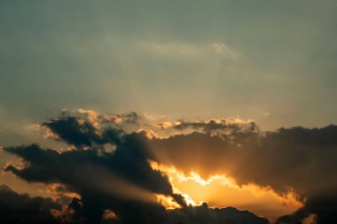 Sabahın erken saatlerinde dramatik gökyüzü ve bulutlar