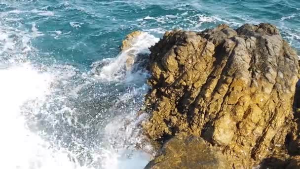 爱琴海清澈蔚蓝的海水 供喜爱暑假和夏日大海的游客游览 — 图库视频影像