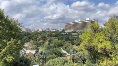 Macka, istanbul, Türkiye-23 Ağustos 2021 Maka demokrasi parkı, Macka 'da Hilton oteli ve teleferik manzaralı yeşil doğa.