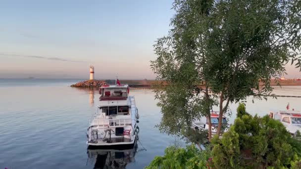 クムカピ イスタンブール トルコ 2021年8月2日 クマピ地区からのマルマラ海の景色早朝にボートや漁船と — ストック動画