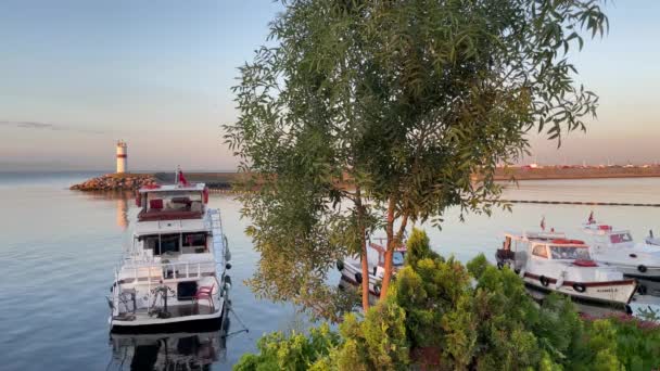 クムカピ イスタンブール トルコ 2021年8月2日 クマピ地区からのマルマラ海の景色早朝にボートや漁船と — ストック動画