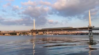 İstanbul, Türkiye-24 Ağustos 2021 Rüya Şehri İstanbul. Tarihsel ve modern bina ve yapılara sahip turistler için sabah ve yaz mevsimlerinde altın boynuz manzarası.