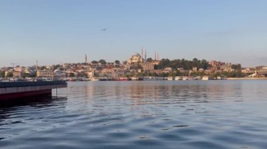 İstanbul, Türkiye-24 Ağustos 2021 Rüya Şehri İstanbul. Tarihsel ve modern bina ve yapılara sahip turistler için sabah ve yaz mevsimlerinde altın boynuz manzarası.