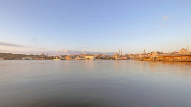 İstanbul, hindi-ağustos 18.2021 Bosporus manzarası, manzara ve şehir manzarası Karakoy ilçesinden sabah erken saatlerde İstanbul 'da..