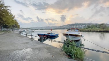 İstanbul, hindi-ağustos 19.2021 İstanbul rüya şehridir. Sabahın erken saatlerinde Eyup bölgesindeki Haliç 'in sahili.