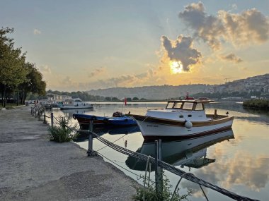 İstanbul, hindi-ağustos 19.2021 İstanbul rüya şehridir. Sabahın erken saatlerinde Eyup bölgesindeki Haliç 'in sahili.