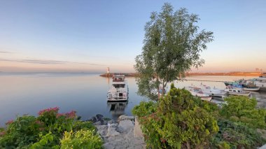 Kumkapi, istanbul, Türkiye-20 Ağustos 2021. Sabahın erken saatlerinde Kumkapi bölgesinden Marmara deniz manzaralı tekneler ve balıkçı tekneleri.