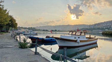 İstanbul, hindi-ağustos 19.2021 İstanbul rüya şehridir. Sabahın erken saatlerinde Eyup bölgesindeki Haliç 'in sahili.