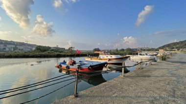 İstanbul, hindi-ağustos 19.2021 İstanbul rüya şehridir. Sabahın erken saatlerinde Eyup bölgesindeki Haliç 'in sahili.
