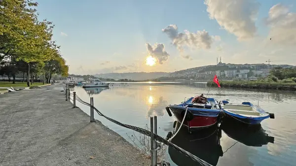 イスタンブールは夢の都市です イスタンブールは夢の都市です 早朝のアイアップ地区の黄金の角の海岸からの眺め — ストック写真