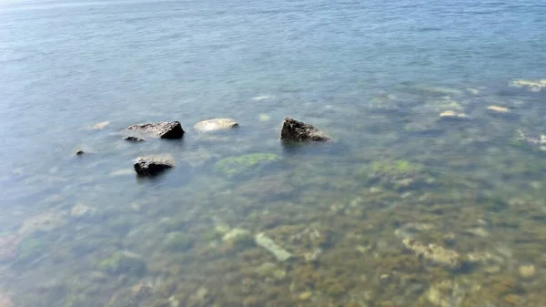 Uzun Pozlama Deniz Kenarındaki Kayalıklar Deniz Manzarası — Stok fotoğraf