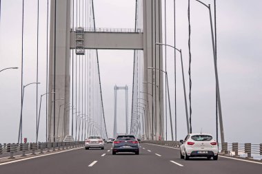 İzmit, Türkiye - Temmuz 18.2021 Osmangazi Köprüsü ve İstanbul ile İzmit ilçeleri arasında geçen araç.