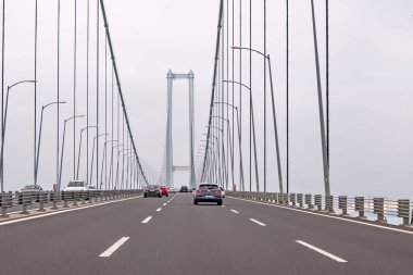 İzmit, Türkiye - Temmuz 18.2021 Osmangazi Köprüsü ve İstanbul ile İzmit ilçeleri arasında geçen araç.