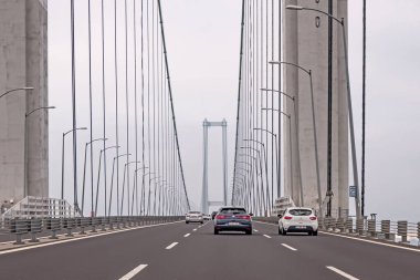 İzmit, Türkiye - Temmuz 18.2021 Osmangazi Köprüsü ve İstanbul ile İzmit ilçeleri arasında geçen araç.