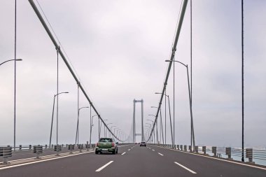 İzmit, Türkiye - Temmuz 18.2021 Osmangazi Köprüsü ve İstanbul ile İzmit ilçeleri arasında geçen araç.