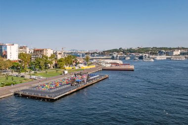 Halic, istanbul, Türkiye... 31 Ağustos 2021. Golden Horn 'daki metro köprüsü. Şehir manzarası, İstanbul 'daki metro köprüsünden eski kasaba manzarası ve yaz mevsimi.